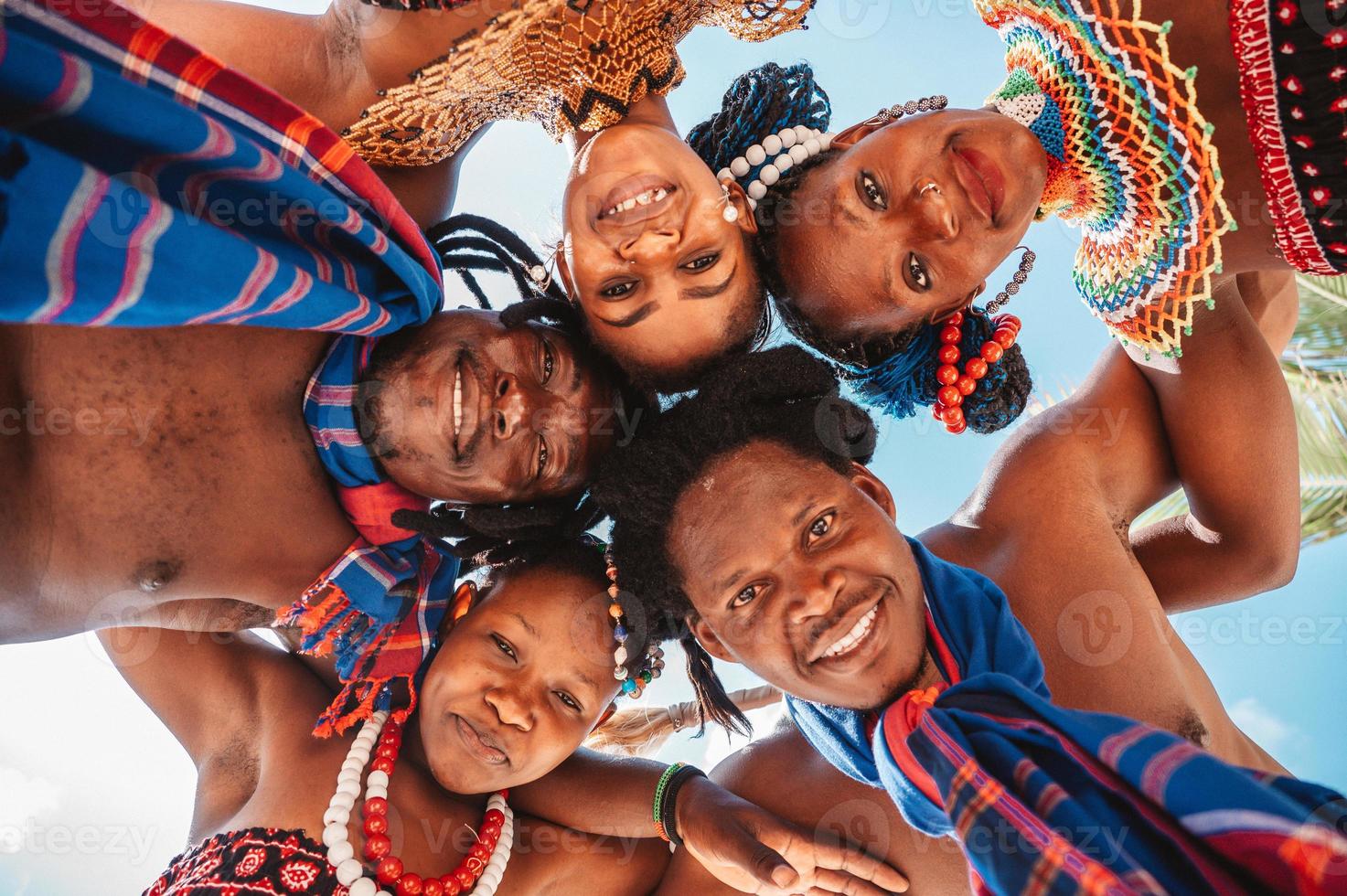 Kenia freunde umarmt Lachen zusammen mit typisch lokal Kleider foto