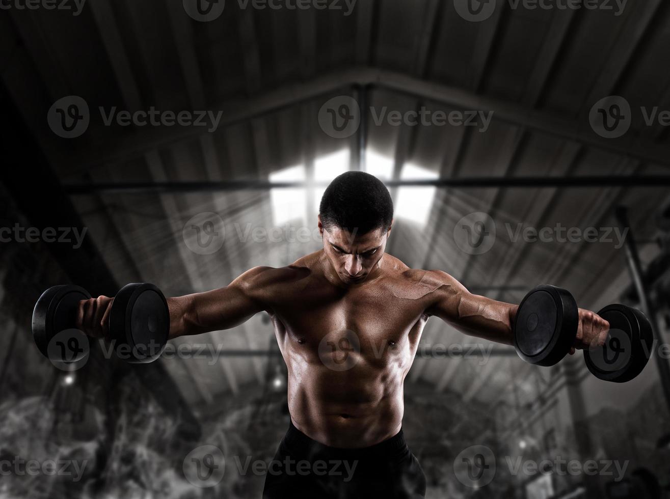 sportlich Mann Ausbildung Bizeps beim das Fitnessstudio foto