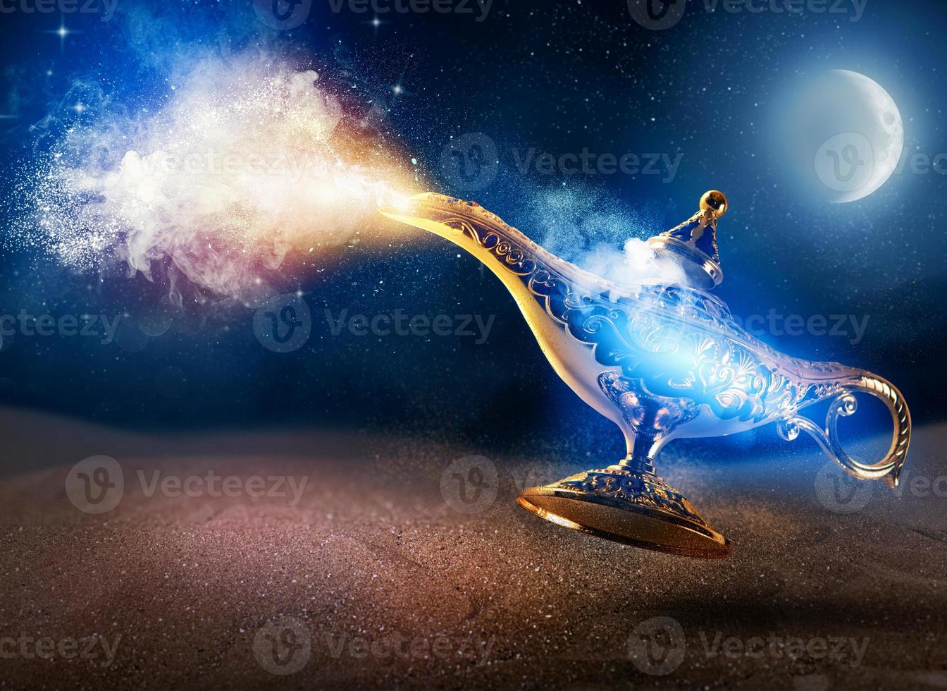 Rauch existiert von Magie Aladdin Geist Lampe im ein Wüste foto