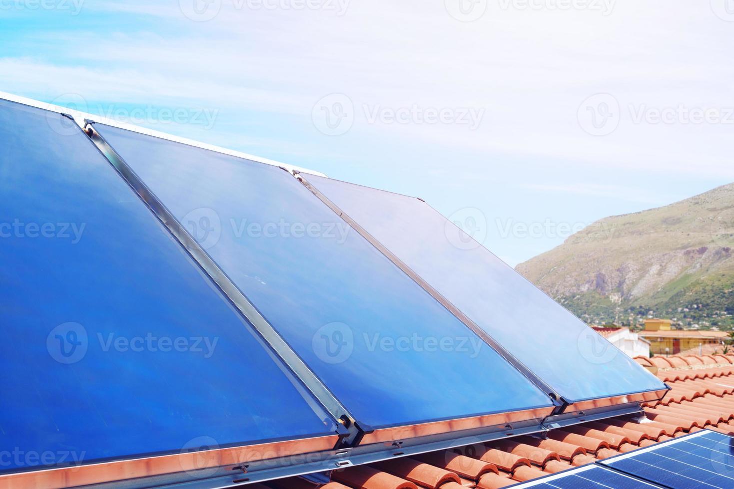 verlängerbar Energie System mit Solar- Panel zum Elektrizität und heiß Wasser foto