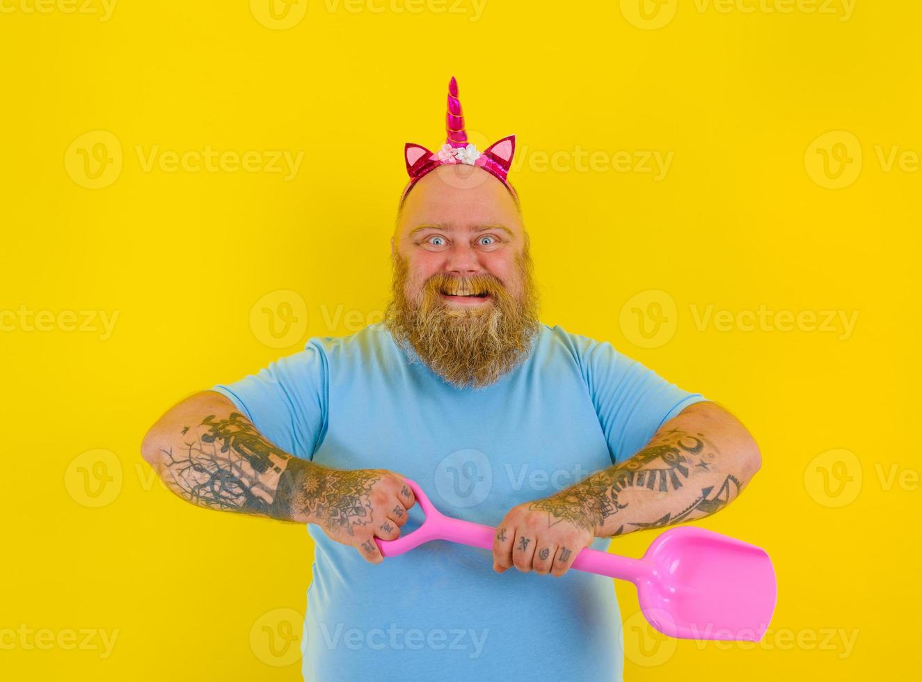 Fett Mann mit Stirnband abspielen mit Meer Paddel foto