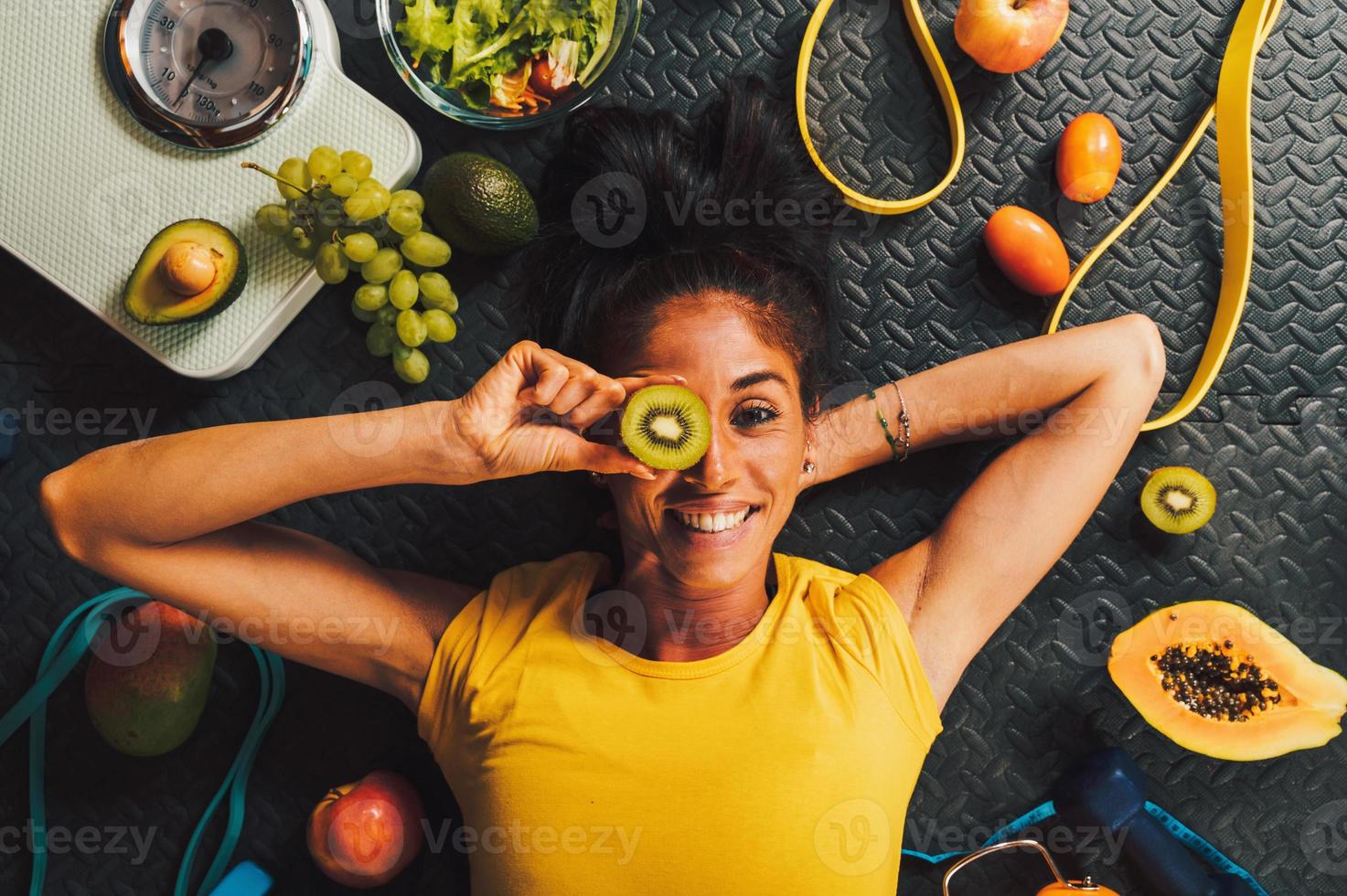 glücklich Frau Essen gesund und Züge im das Fitnessstudio foto