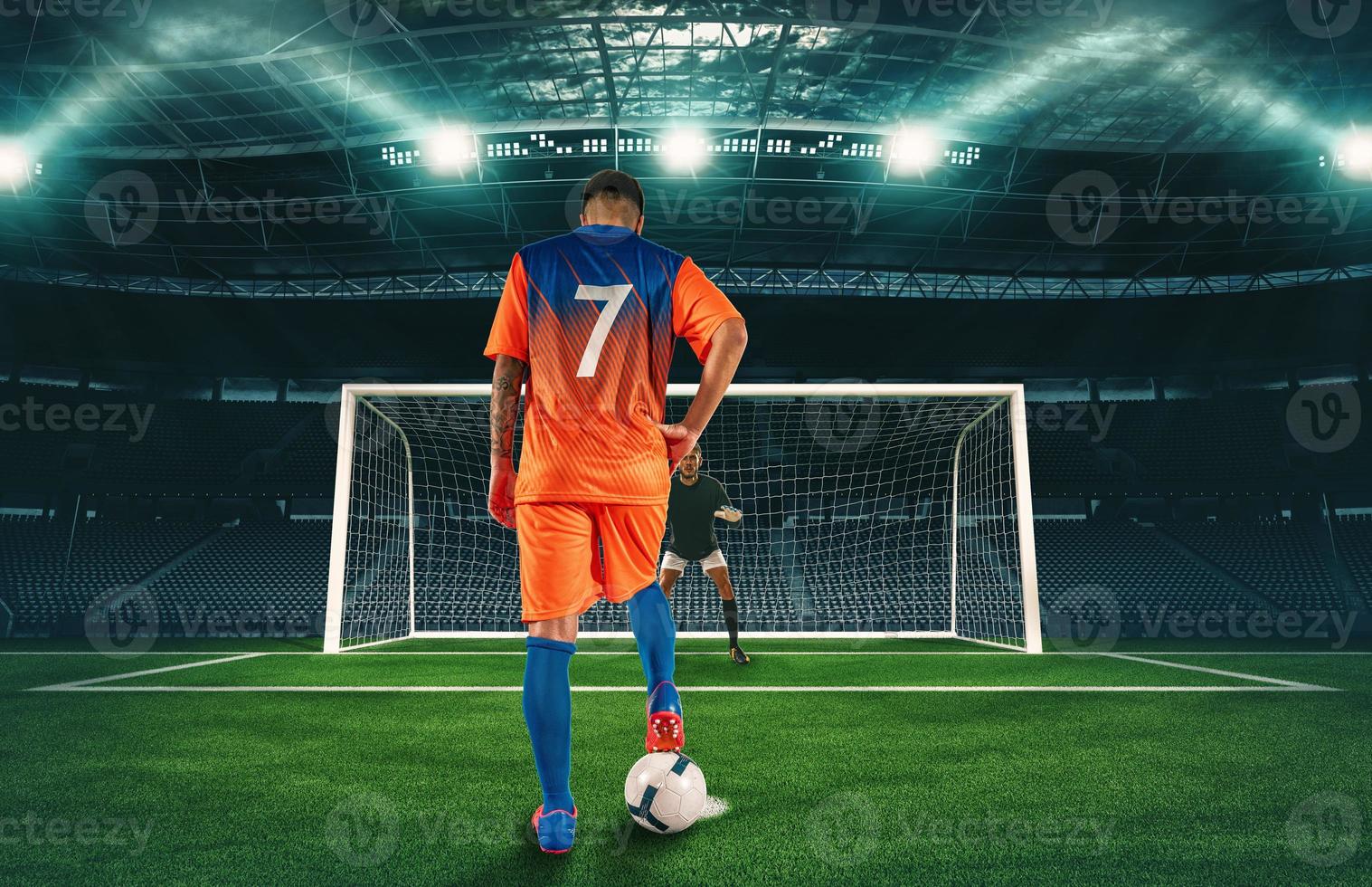 Fußball Szene beim Nacht Spiel mit Spieler im Orange Uniform treten das Strafe trete foto