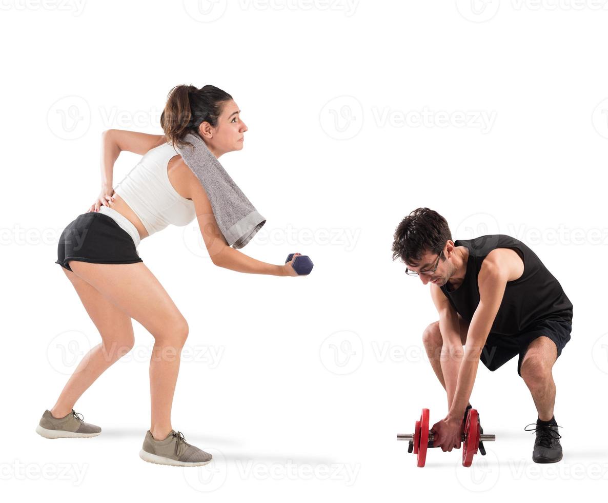 Junge und Mädchen haben Schwierigkeit beim das Fitnessstudio foto