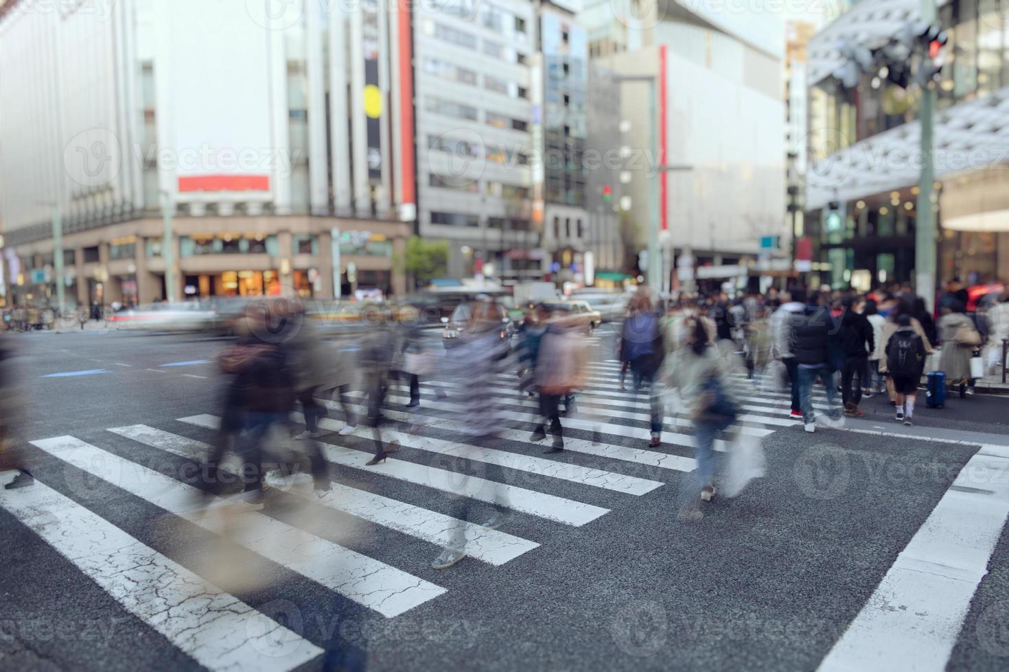 Menschen Gehen im Fußgänger Kreuzung im Osaka foto