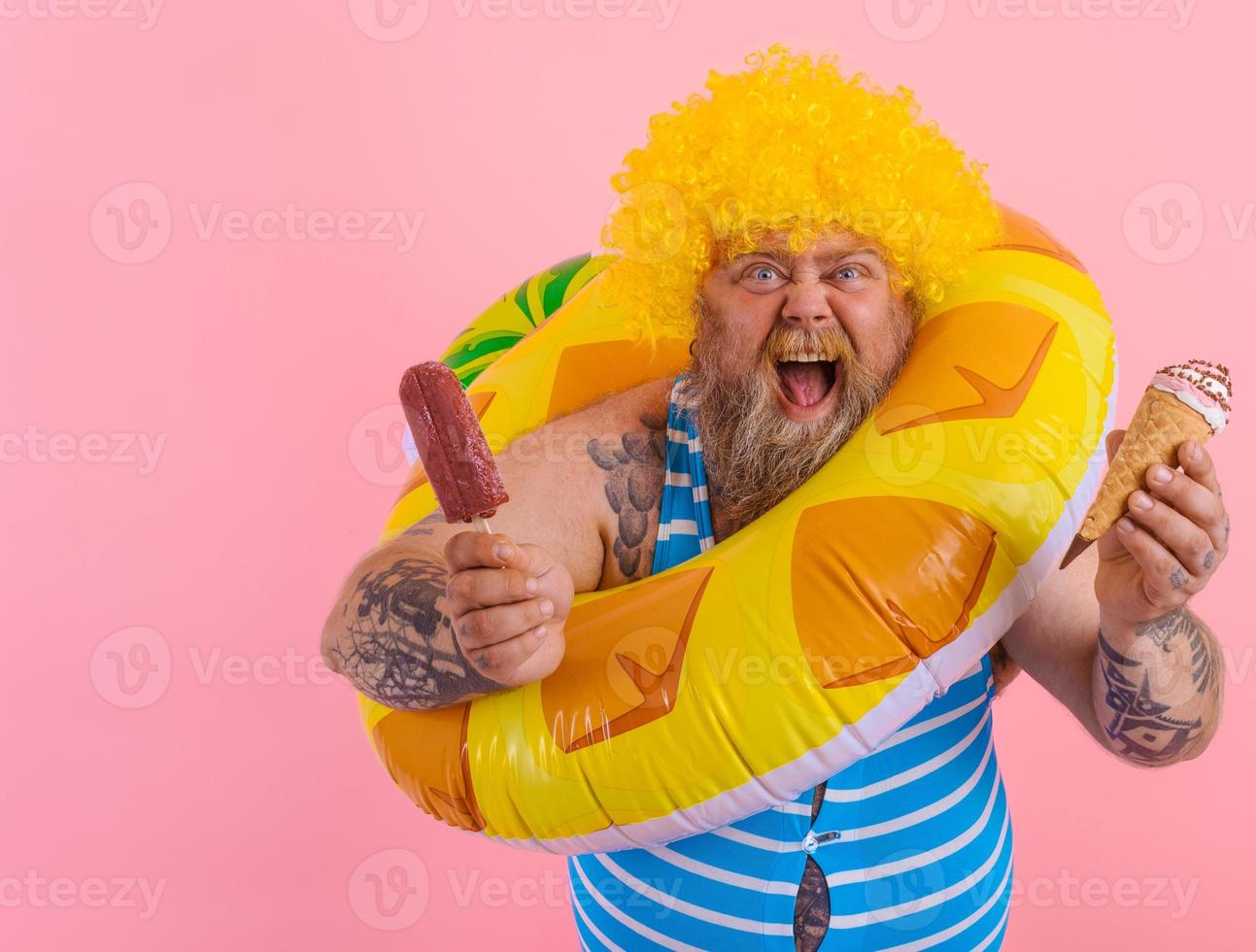 Fett Mann mit Bart und Perücke isst ein Eis am Stiel und ein Eis foto
