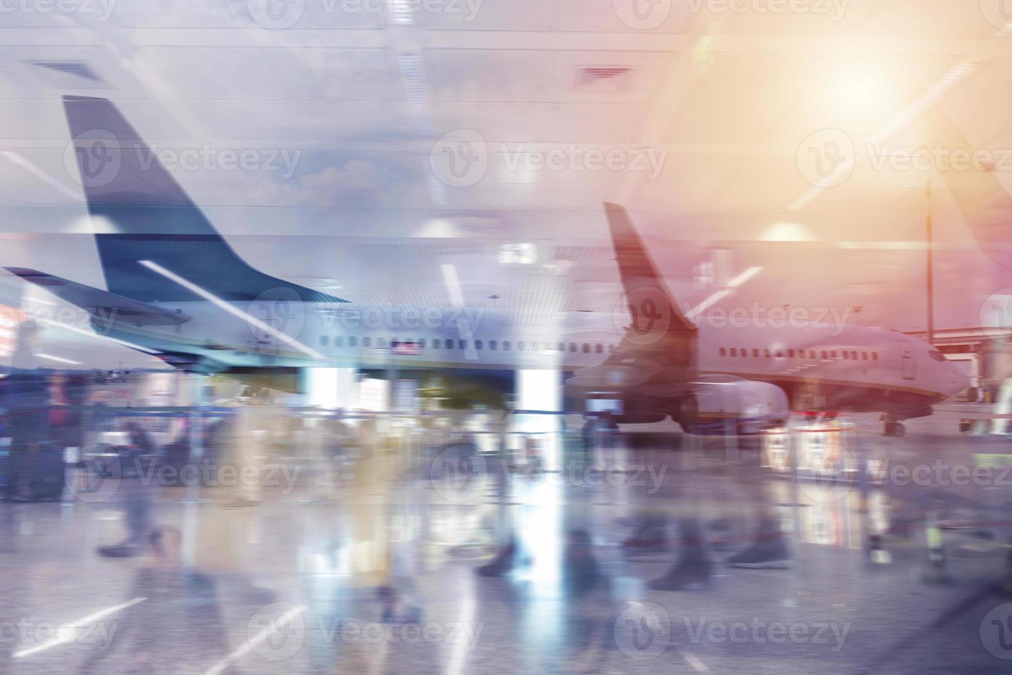 modern Flughafen mit verwischen Auswirkungen. doppelt Exposition foto