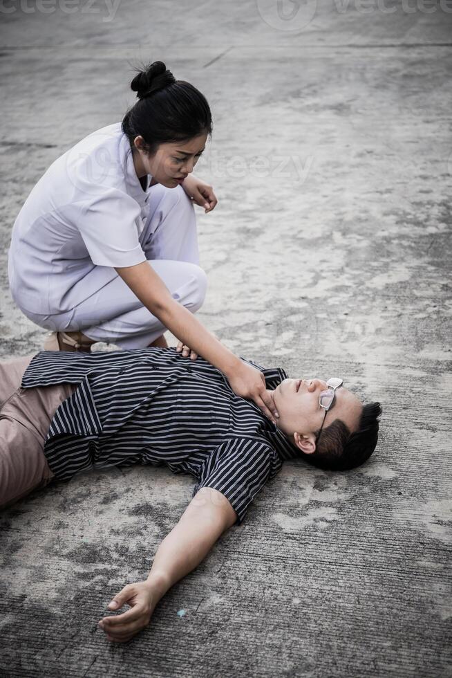 Notfall cpr auf ein Mann, Krankenschwester Versuchen zu Prozess Reanimation foto