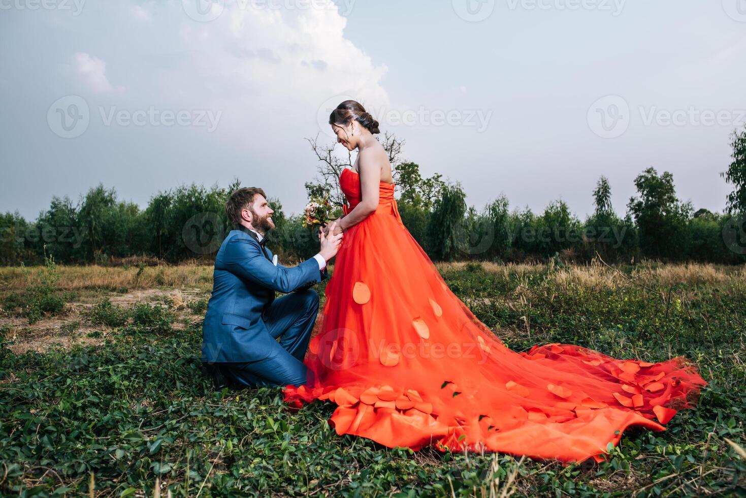 asiatische braut und kaukasischer bräutigam haben romantische zeit und sind glücklich zusammen foto