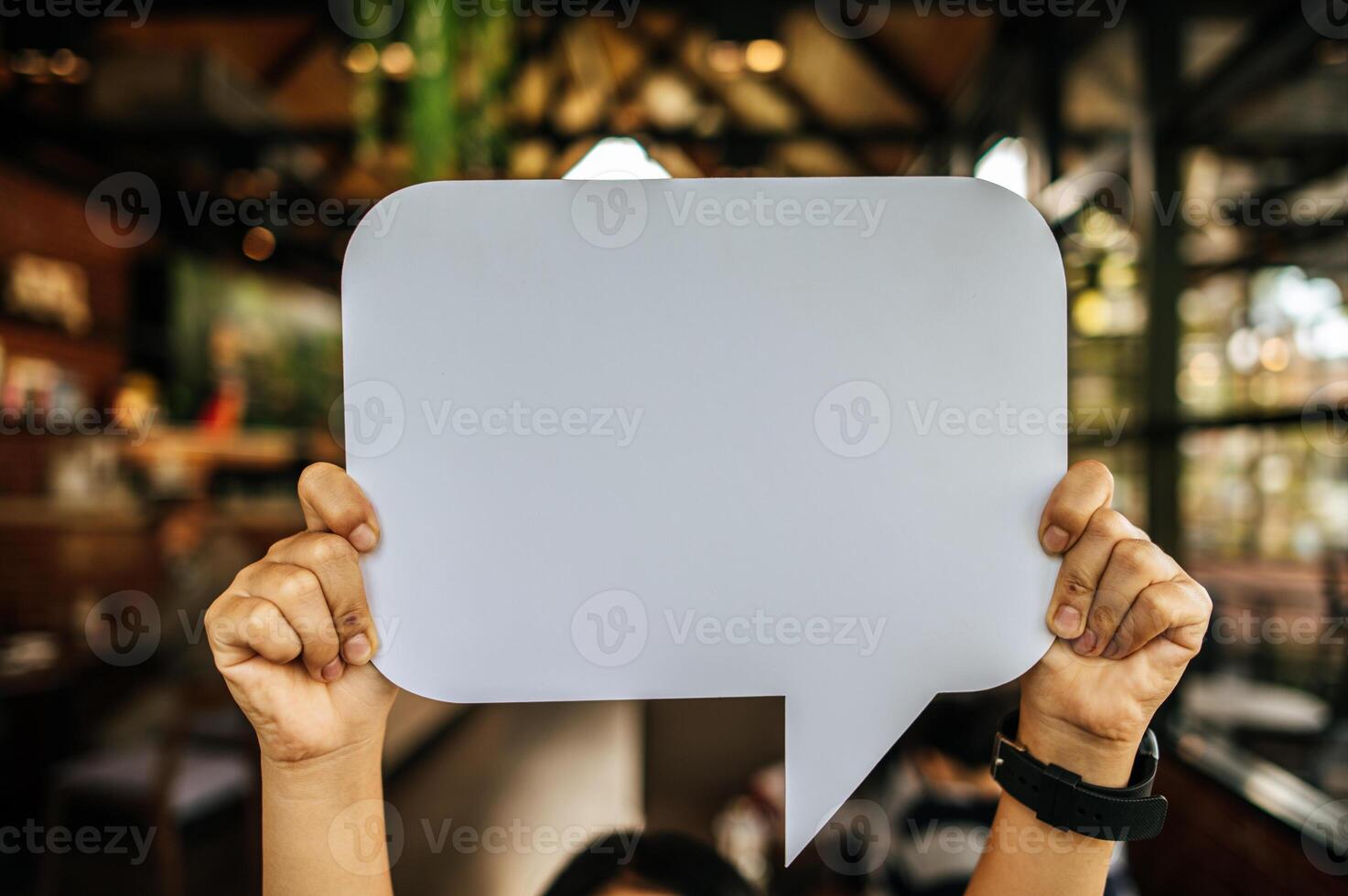 Foto ein jung Frau im ein Weiß Hemd halten ein habe gedacht Box Symbol