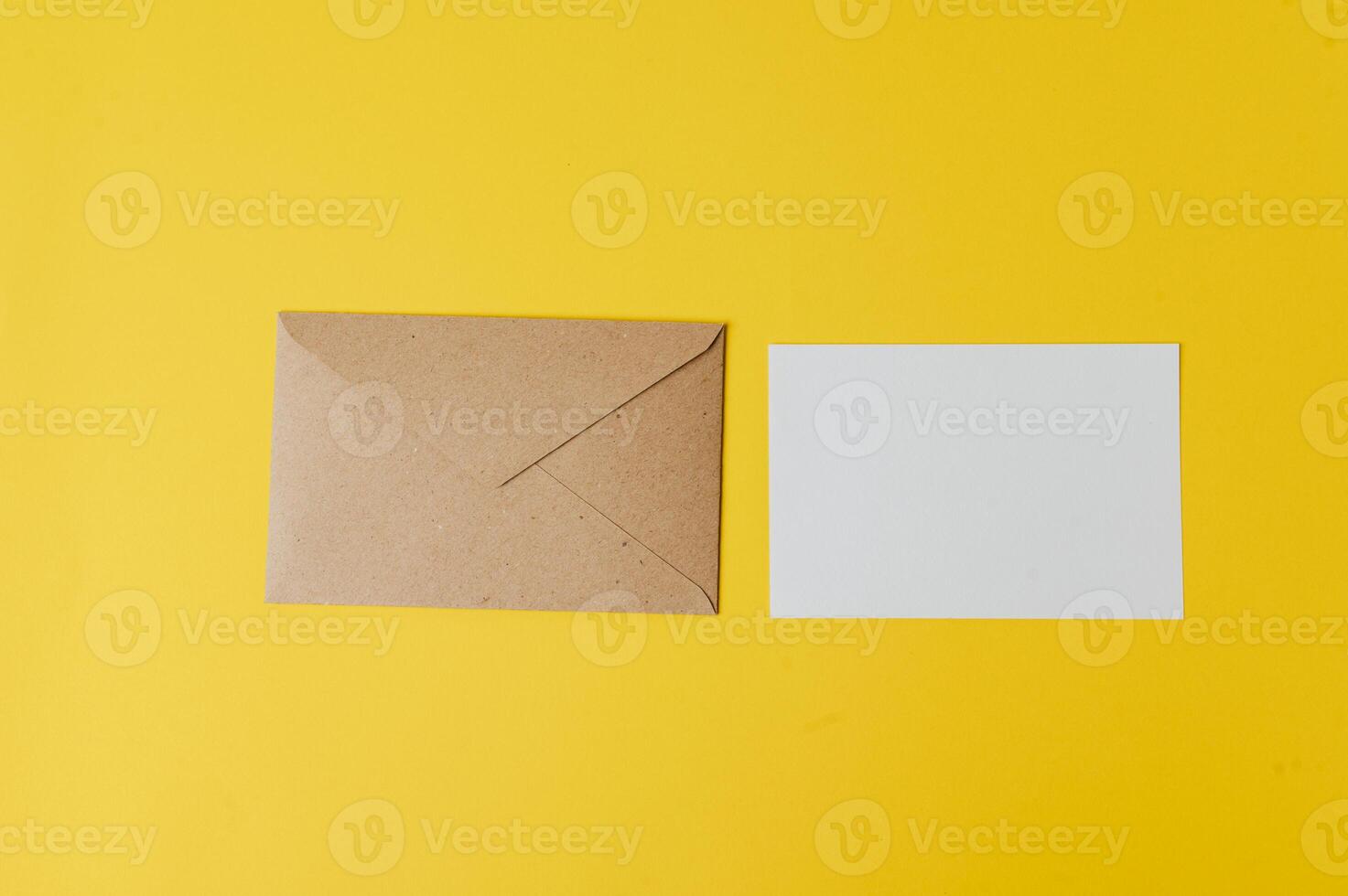 Oberer, höher Briefumschlag Gelb Hintergrund foto