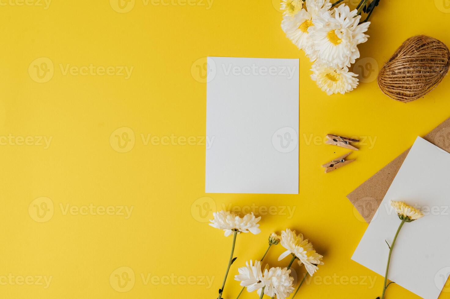 Oberer, höher Briefumschlag Gelb Hintergrund dekoriert mit Blumen foto