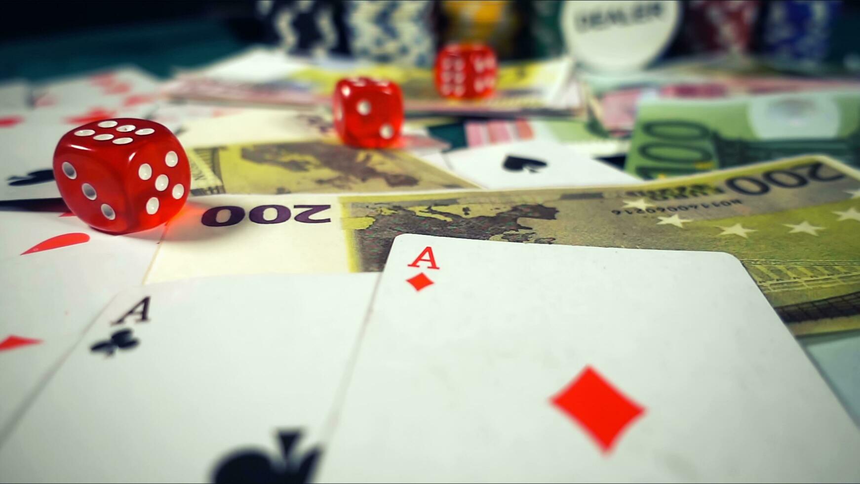 Spiel Glücksspiel Geld Poker Karten und rot Würfel foto