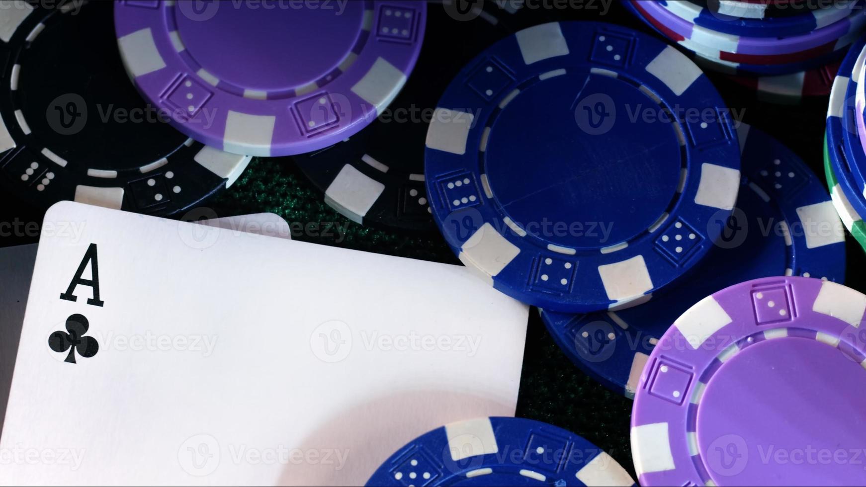 Spiel Glücksspiel Werkzeuge Geld Poker Chips und Poker Karten foto