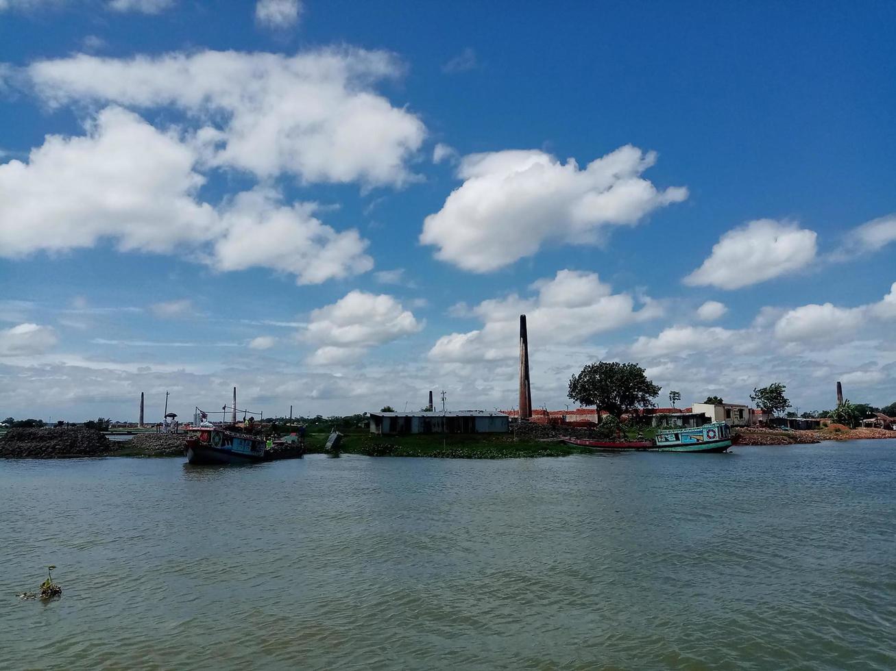 Boot auf dem Fluss foto