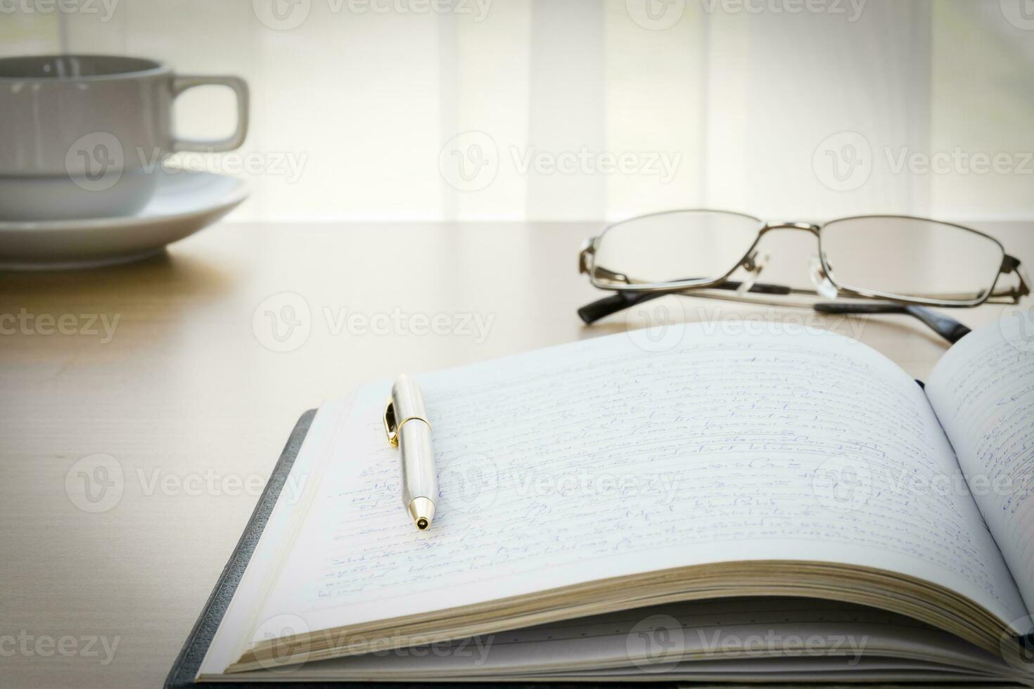 Stift legte auf ein Buch mit auf dem Schreibtisch foto