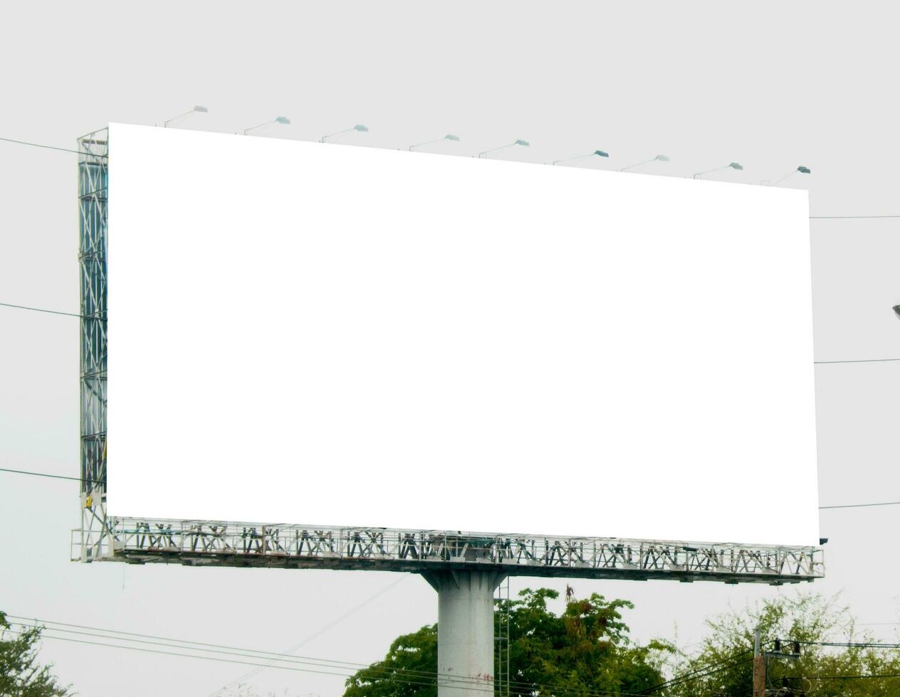 Plakatwand leer zum draussen Werbung Poster beim Blau Himmel. foto