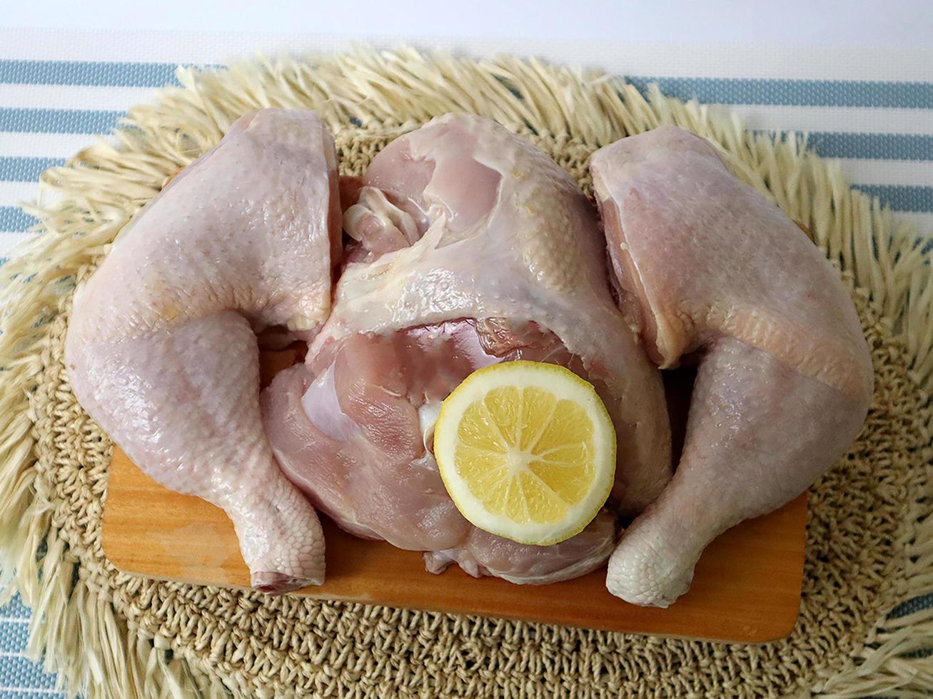 Hähnchen Schenkel Stücke auf ein hölzern Tafel foto