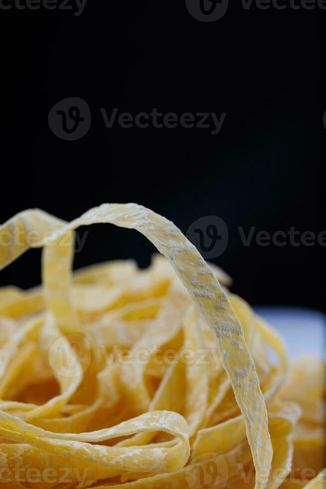 Prämie Italienisch Pasta. Pasta Nester. Italienisch Tagliatelle . foto