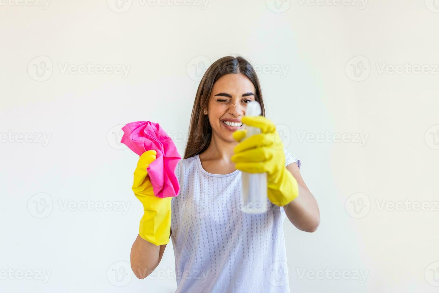 jung Frau tun Haus Hausarbeit halten Reinigung Werkzeug. Frau tragen Gummi schützend Gelb Handschuhe, halten Lappen und sprühen Flasche Waschmittel. es ist noch nie auch spät zu sauber foto