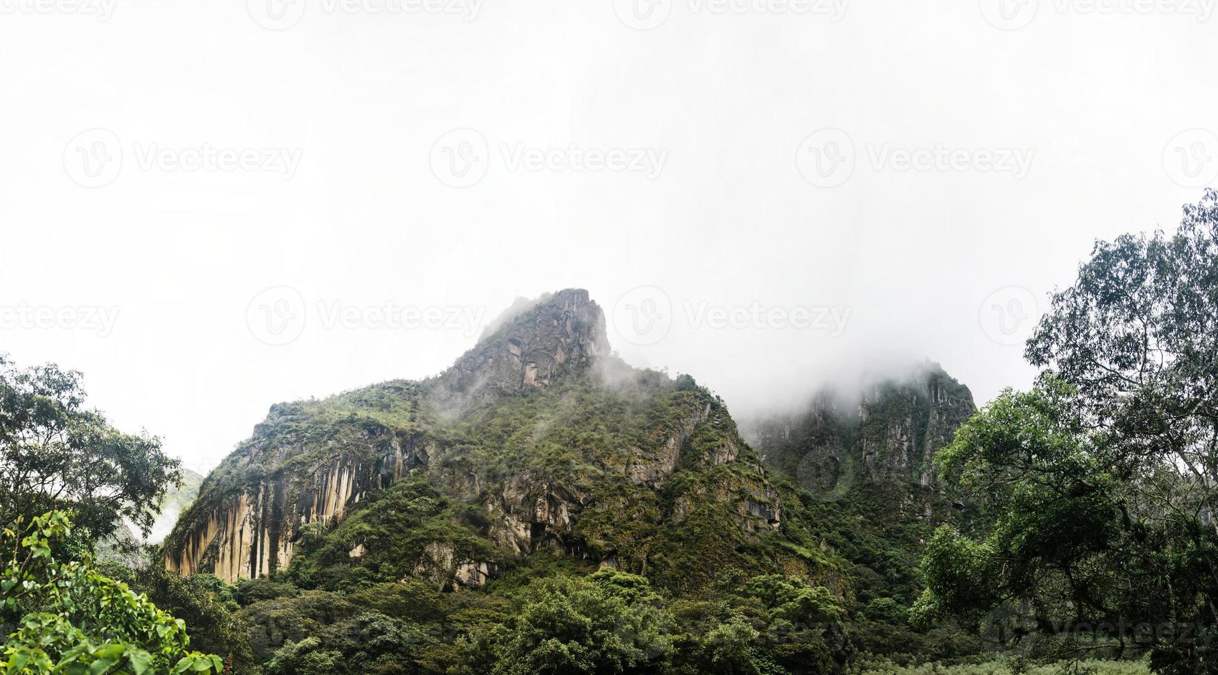 aguas calientes in peru foto