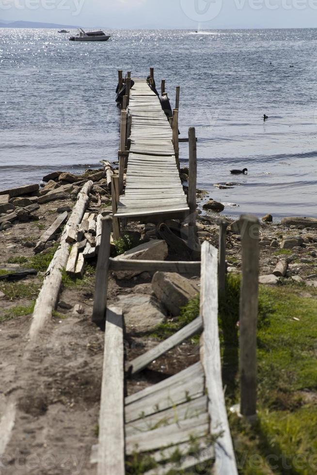 Blick auf den alten hölzernen Pier foto