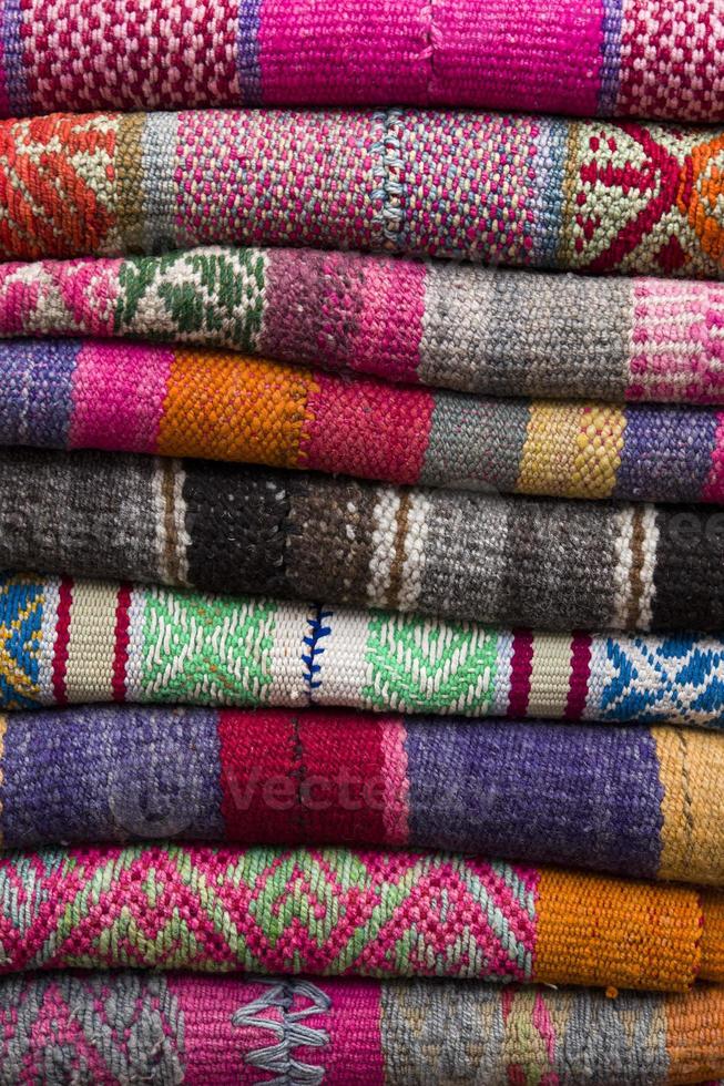 bunte traditionelle peruanische Stoffe auf dem Markt foto