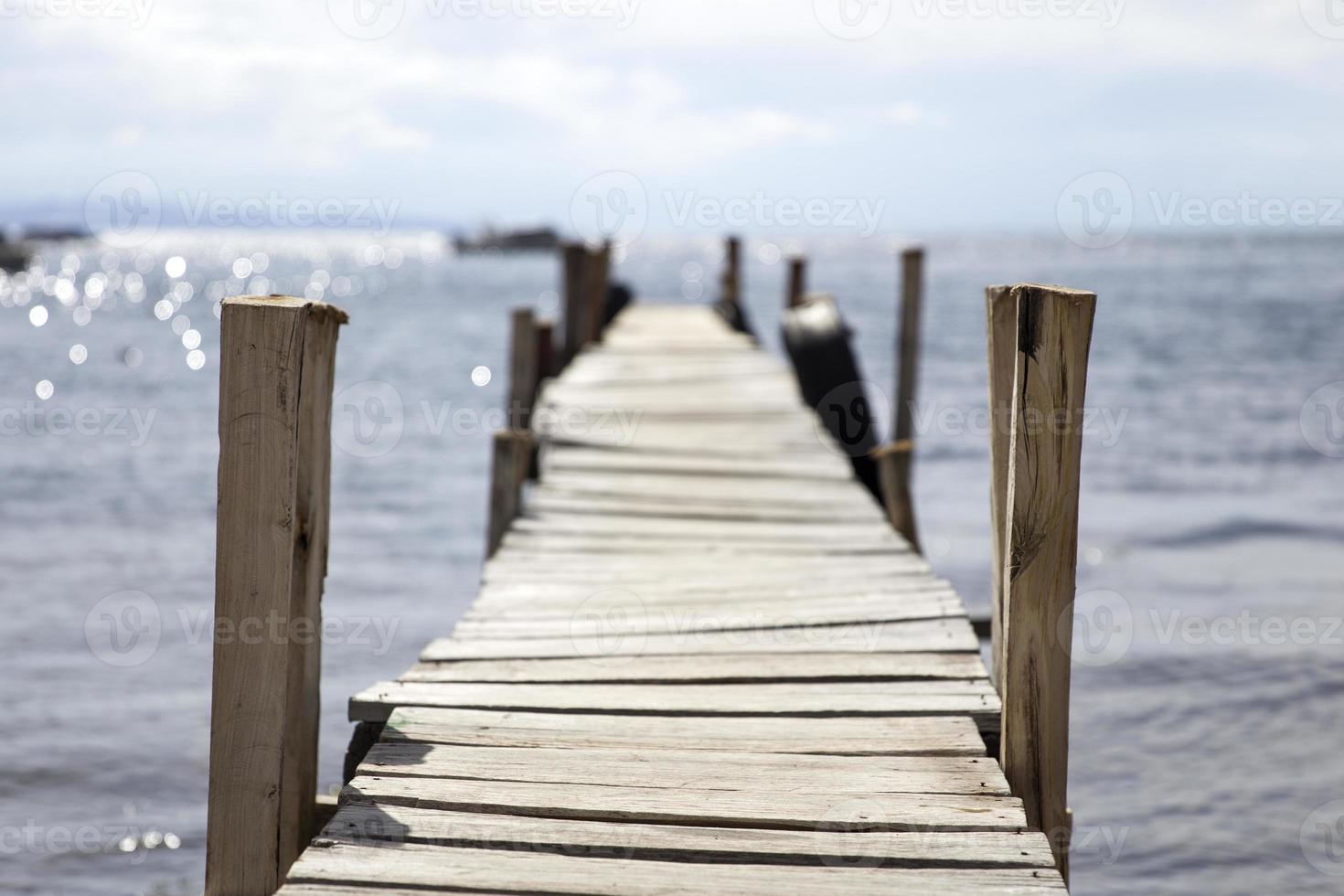 Blick auf den alten hölzernen Pier foto