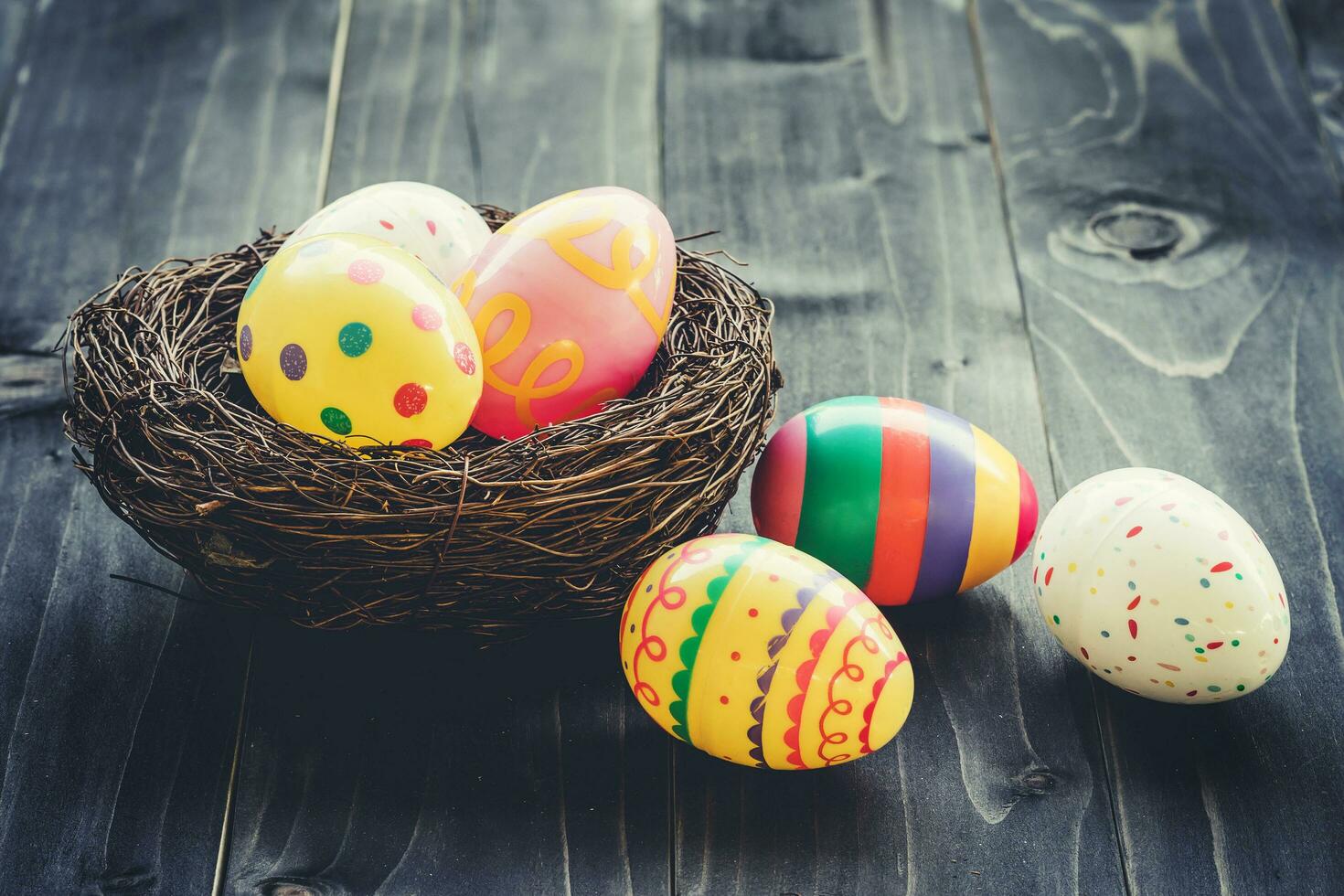 Eier Ostern im das Nest auf Holz Hintergrund mit Exemplar. foto