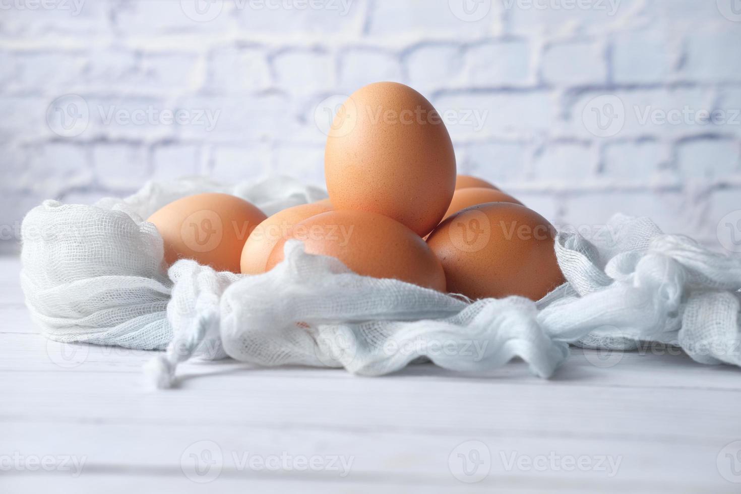 Eier auf einem weißen Tisch foto