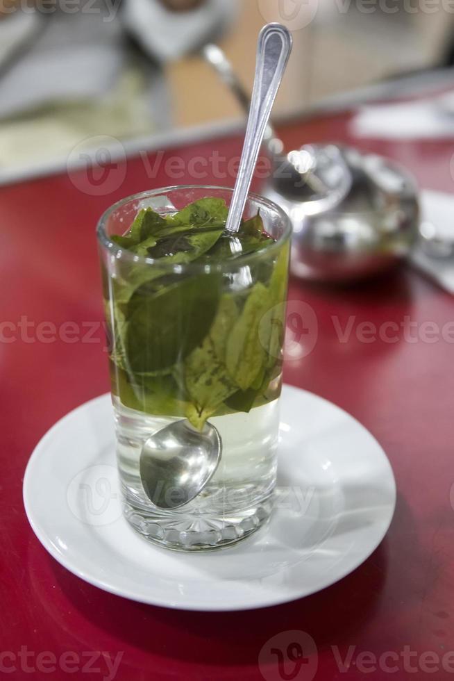 Coca Tee auf dem Tisch in Peru foto