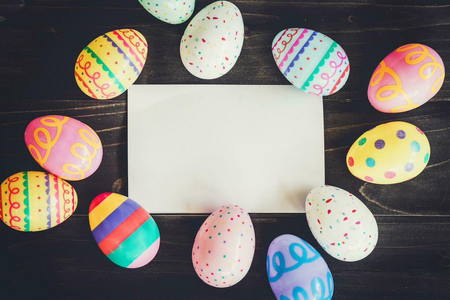 Eier Ostern und leer Papier auf Holz Hintergrund mit Exemplar. foto