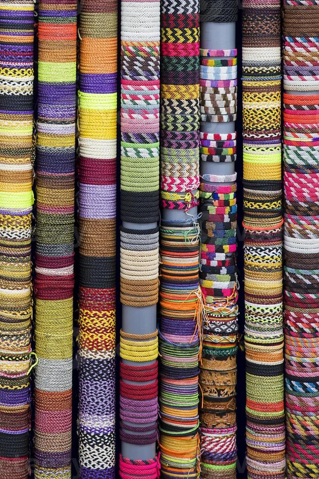 traditionelle handgefertigte Waren auf dem Markt in Cusco, Peru foto