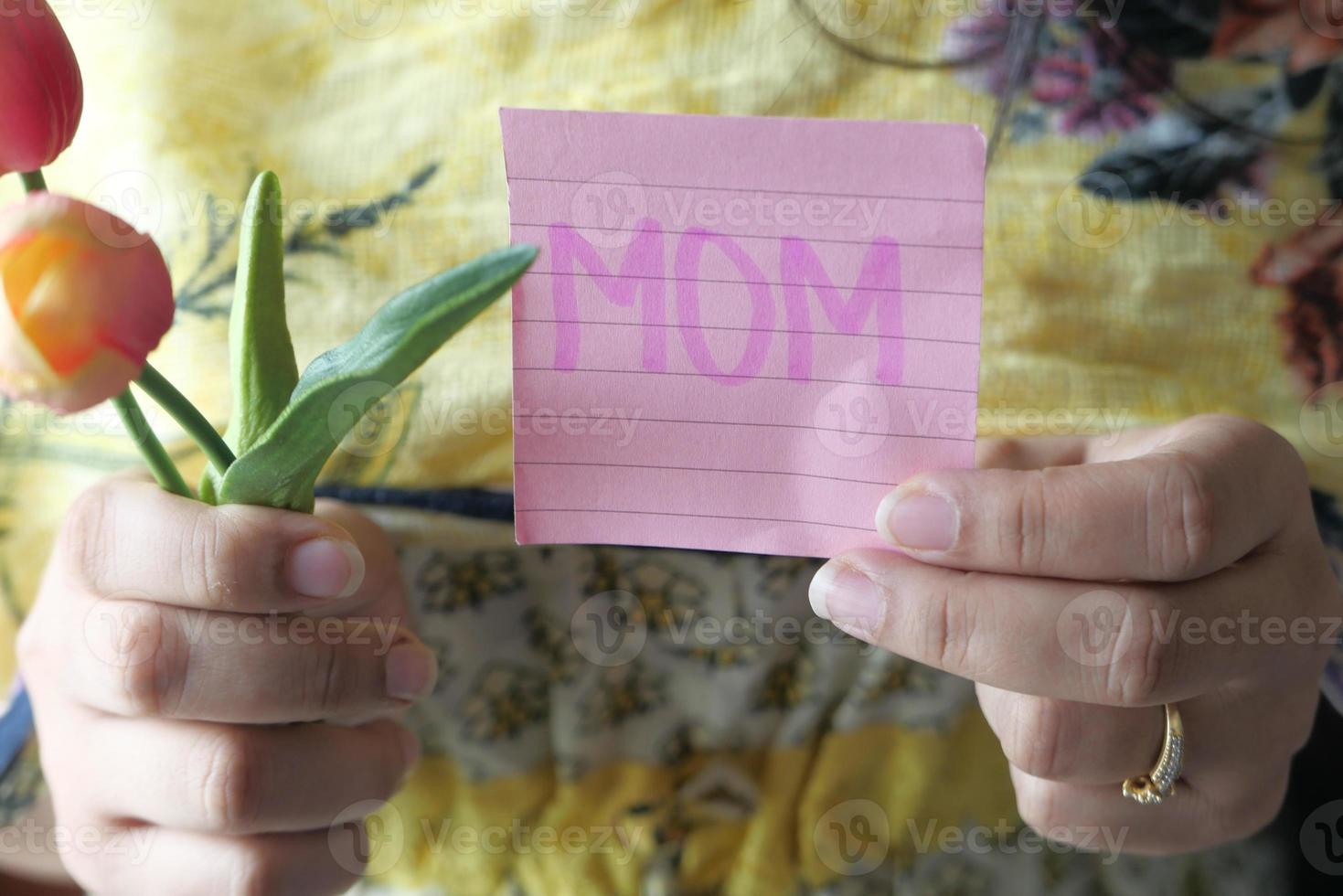 Muttertagskonzept von Frauen, die Tulpenblume halten foto