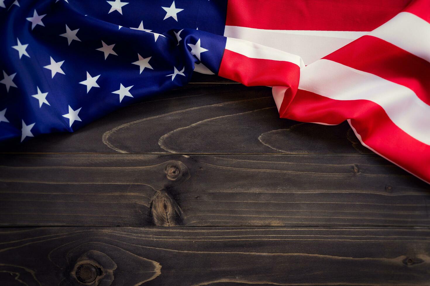 USA Flagge auf hölzern Mauer Hintergrund und Textur mit Raum foto