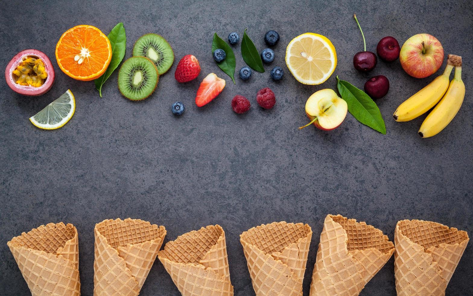 Frucht- und Waffelzapfen auf grauem Hintergrund foto