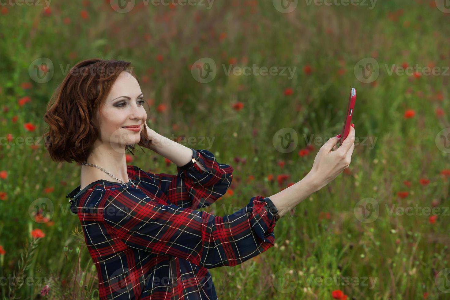 schön Frau oder Geschäft Frau reden auf ein Zelle Telefon außen. draussen Porträt von ein schön glücklich Geschäftsfrau reden auf Zelle Telefon. foto