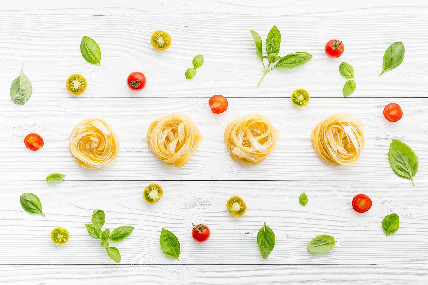 frische Nudeln, Tomaten und Basilikum foto