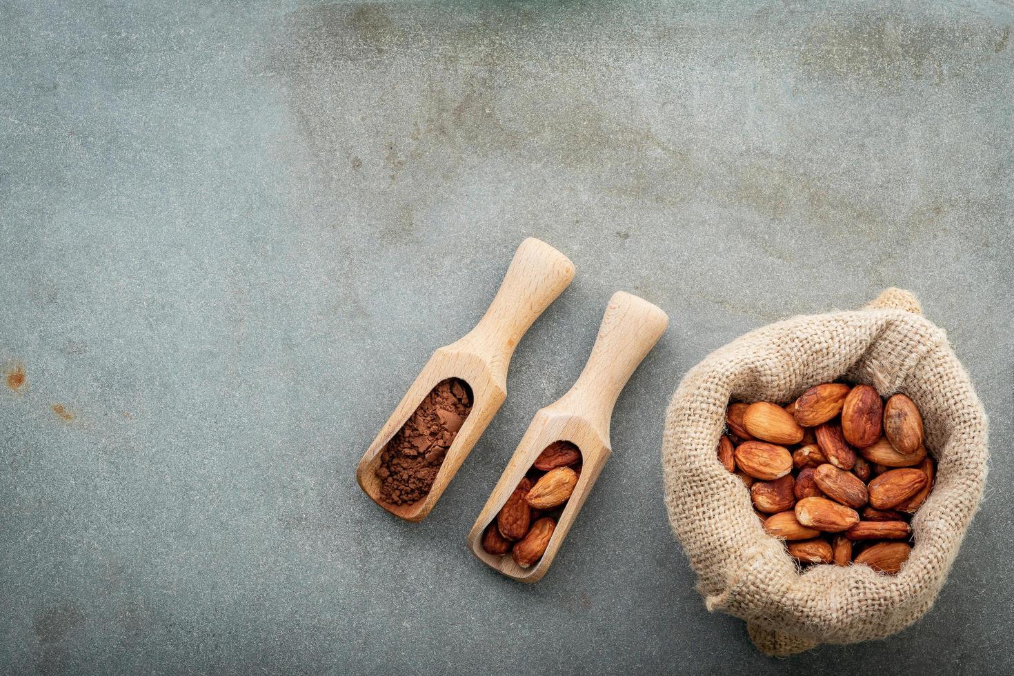 Kakaobohnen in einer Tüte foto