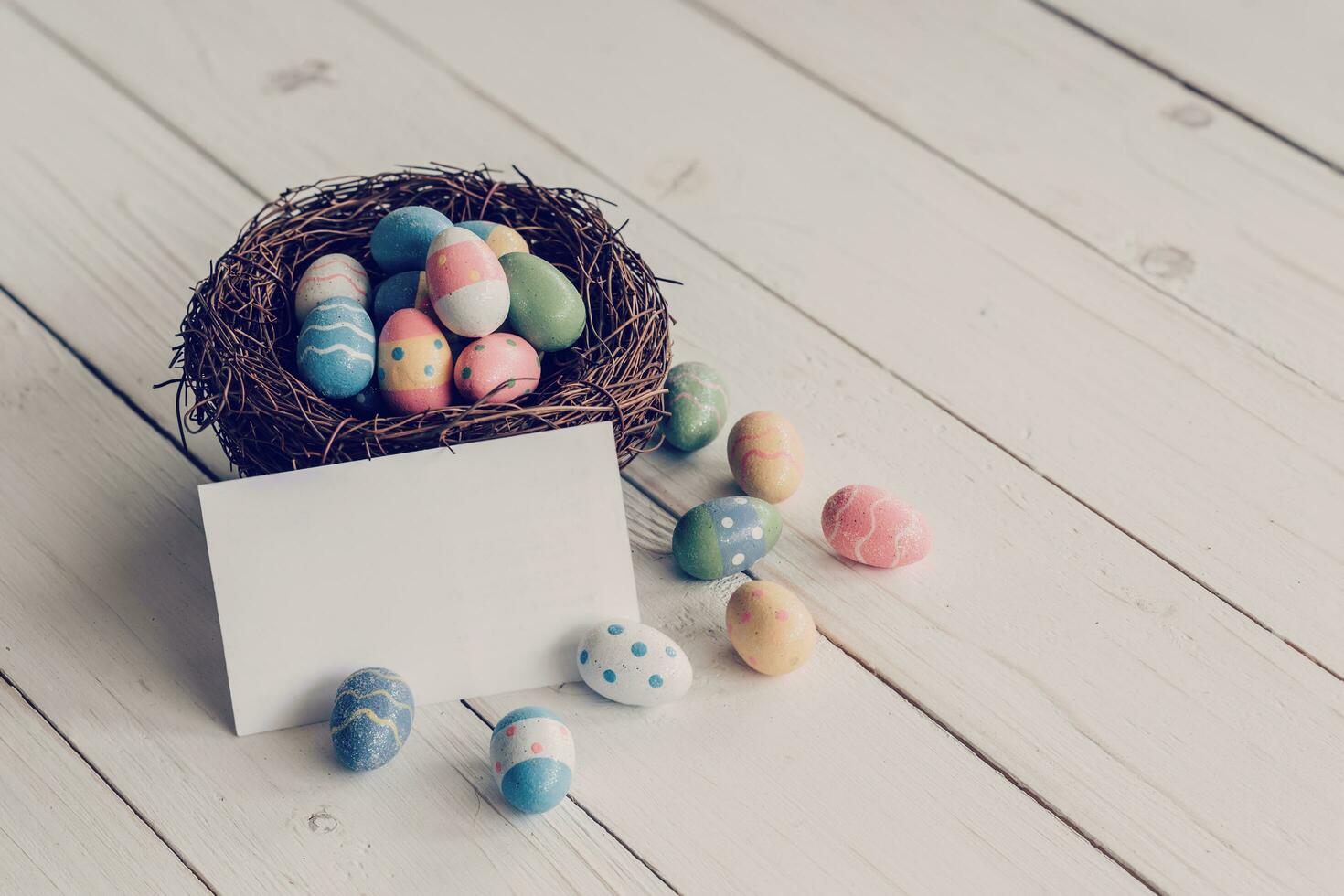 Ostern Ei und Nest mit leer Papier auf Holz Tabelle Hintergrund, Kopieren Raum. foto