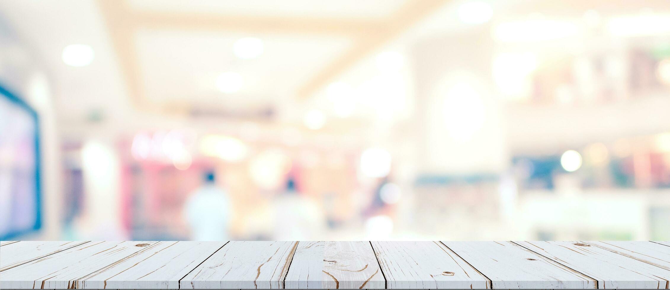 leeren Holz Tabelle und verschwommen Licht Tabelle im Einkaufen Einkaufszentrum mit Bokeh Hintergrund. Produkt Anzeige Vorlage. foto