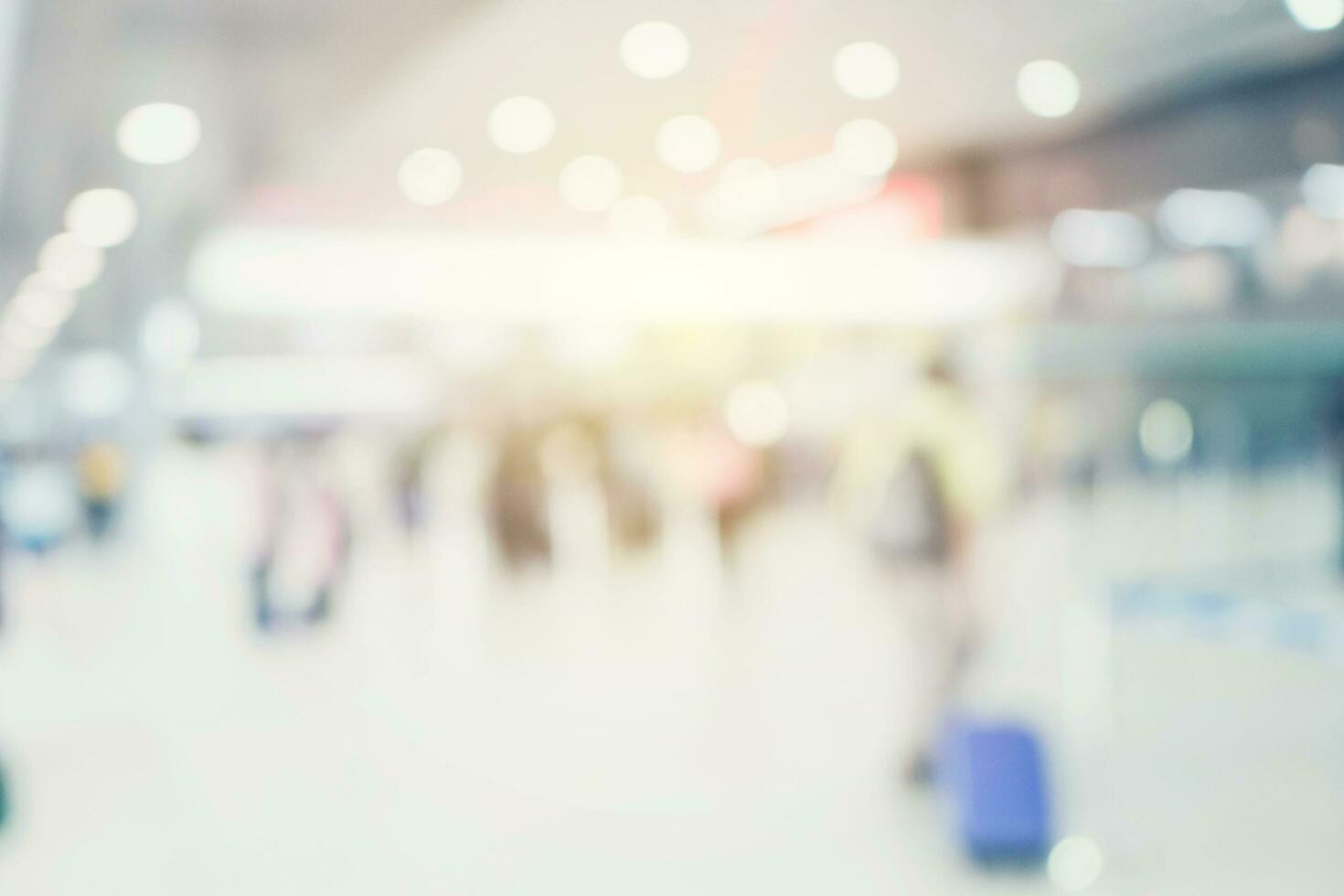 abstrakt verschwommen Hintergrund Menge Menschen beim Terminal Abteilung beim Flughafen mit Bokeh Licht. foto