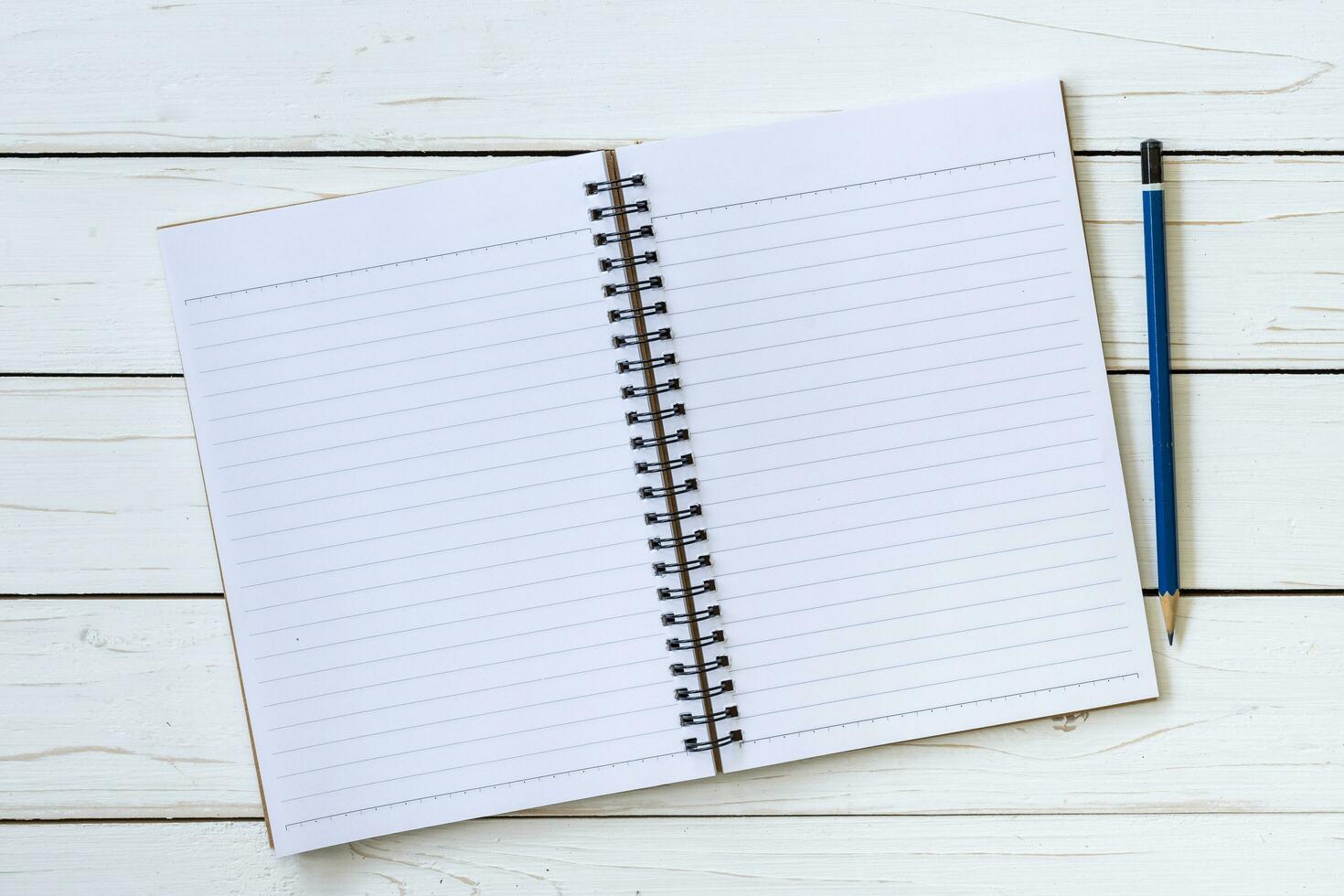 öffnen Notizbuch mit leer Seiten und Bleistift mit Raum. foto