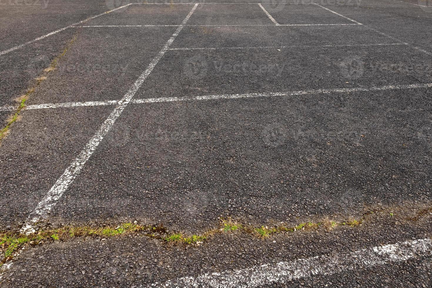 gemalt Streifen auf ein Parkplatz Menge foto