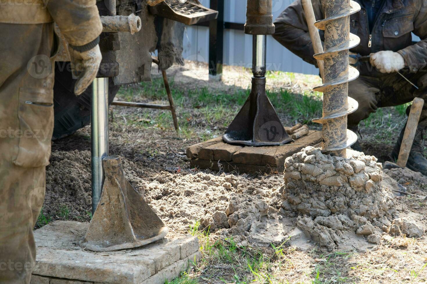 Mannschaft von Arbeitskräfte mit Bohren rig auf Auto sind Bohren artesisch Gut zum Wasser im Boden. Einfügung von Metall Gehäuse Rohr in Boden, Installation von Individuell Trinken liefern, Juni 28, 2022, Russland, foto