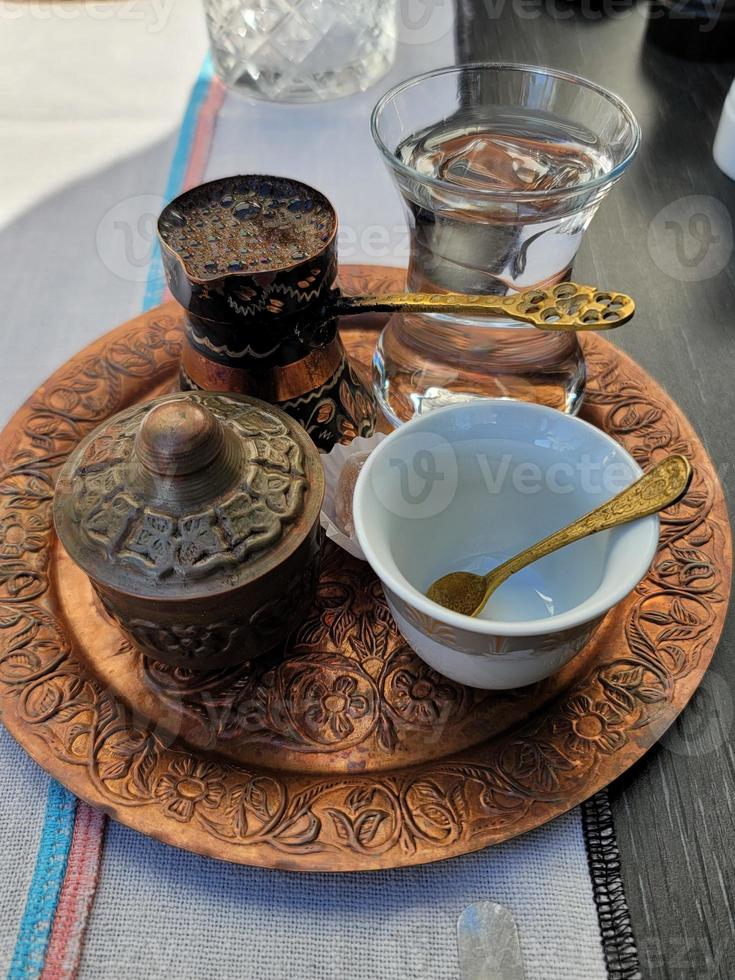 traditionell Türkisch Kaffee serviert auf ein Kupfer Teller foto
