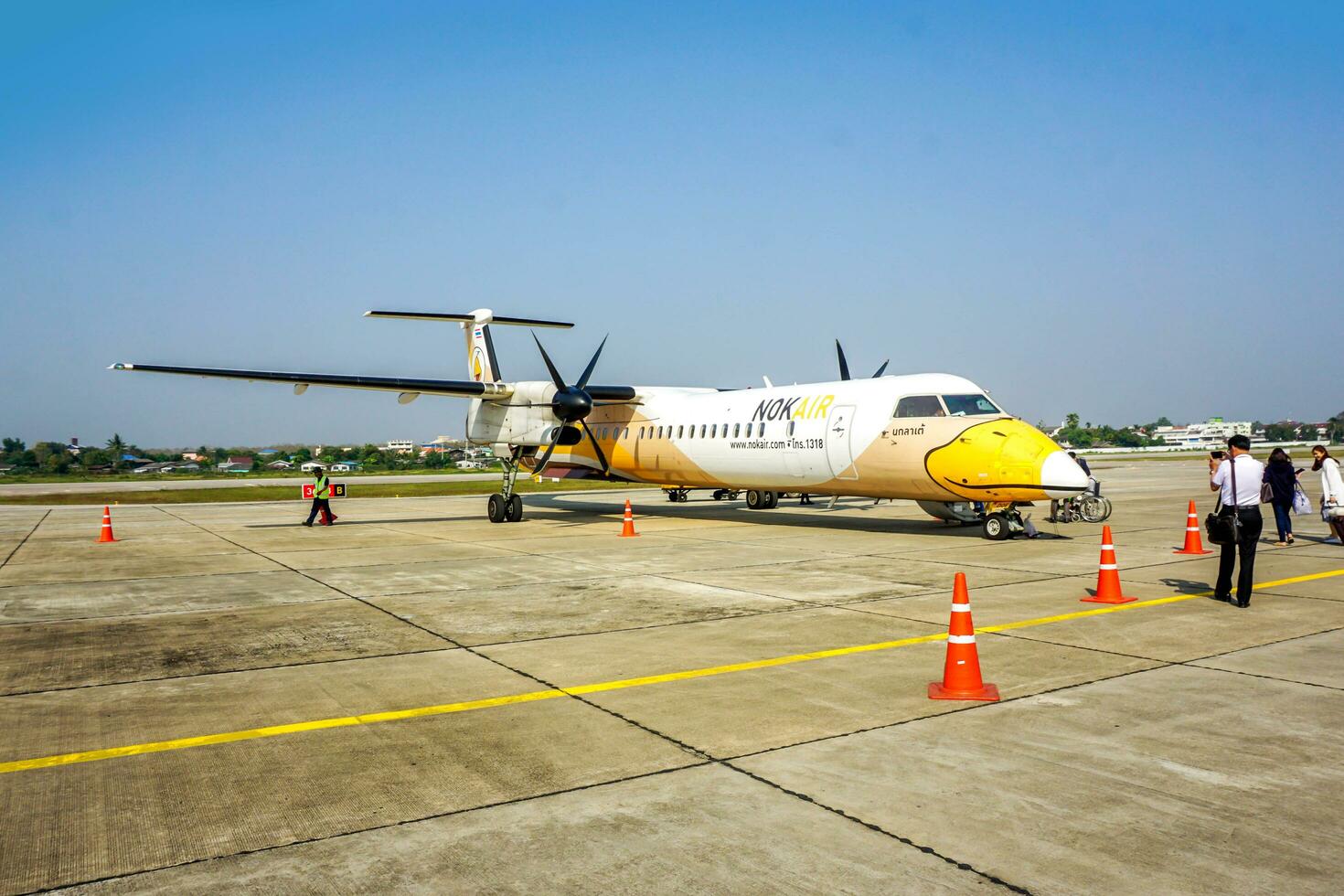 Lampang, Thailand 2018 lange Schuss von das Tourist und Geschäftsleute gehen oben das Flugzeug von nein Luft beim das Lampang Flughafen zu Bangkok. foto