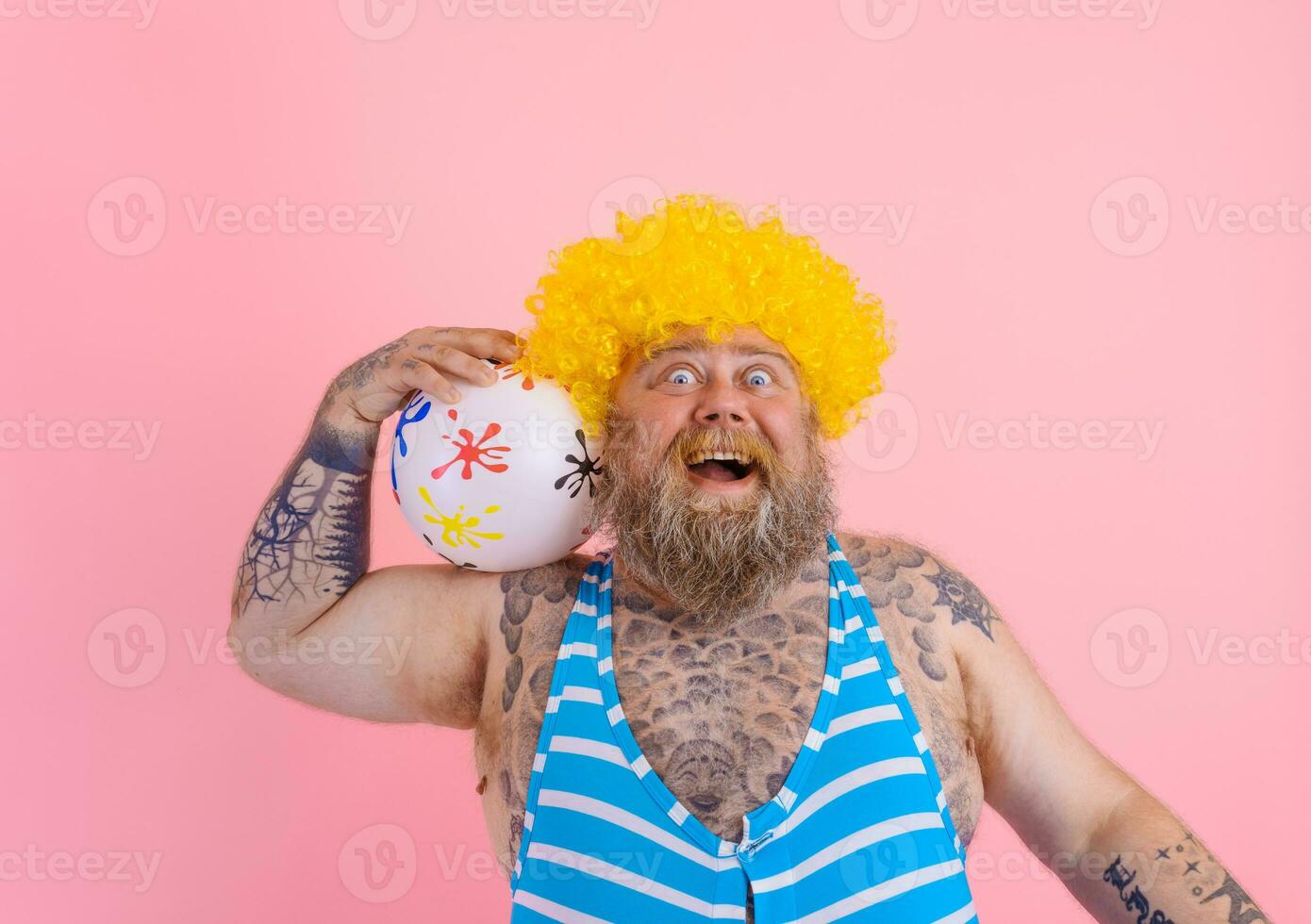 Fett erstaunt Mann mit Bart und Perücke abspielen mit das Ball foto