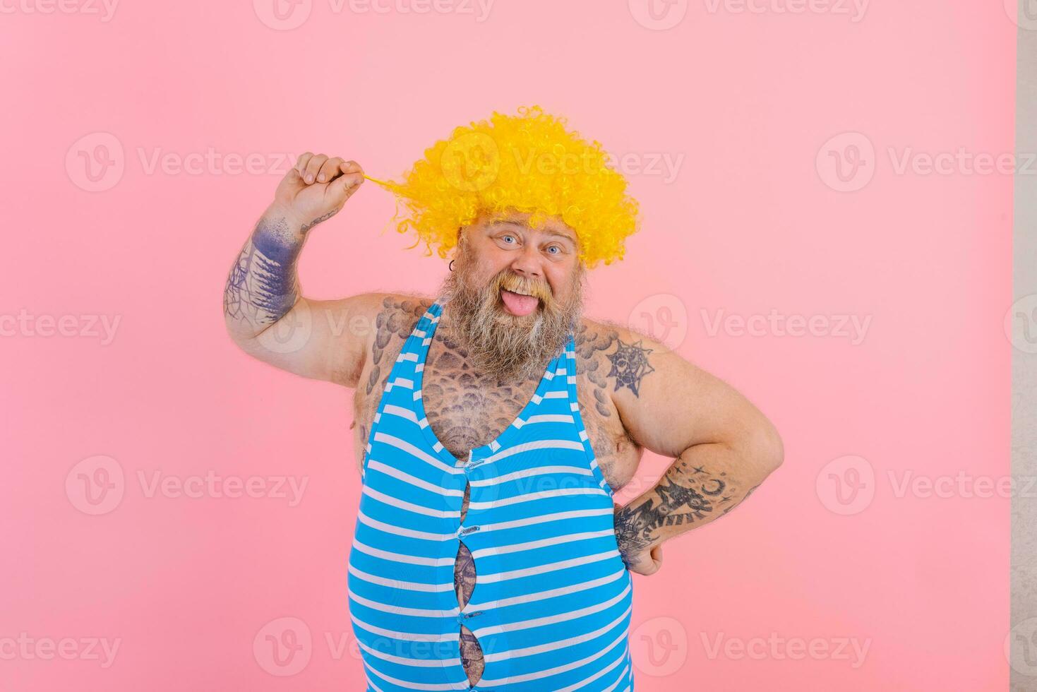 glücklich Mann mit Gelb Perücke und Badeanzug ist bereit zu das Sommer- foto