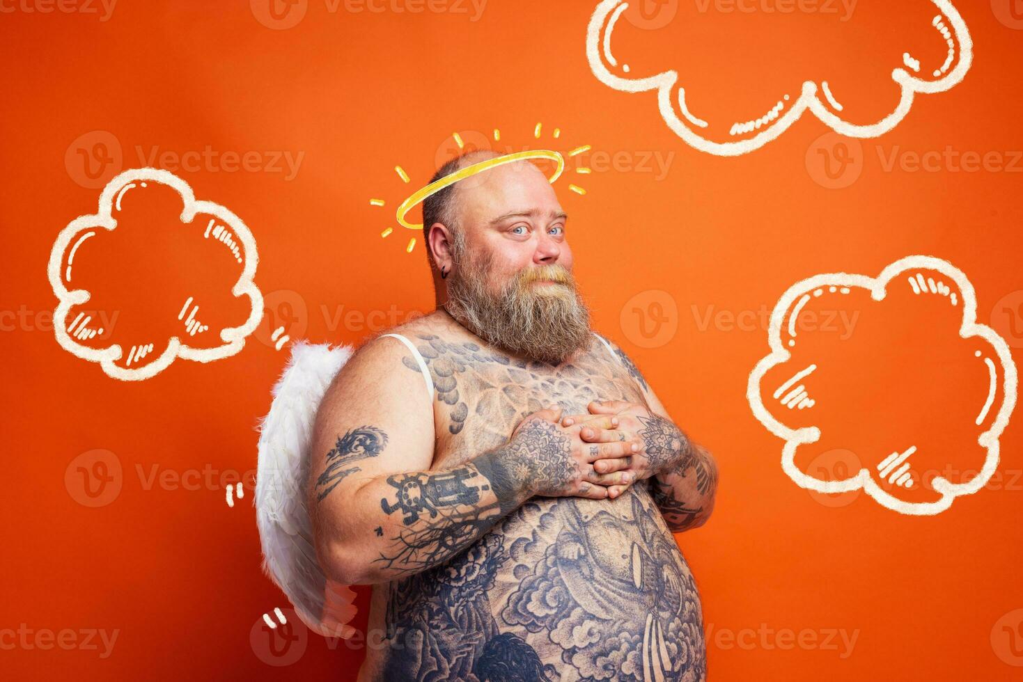 Fett Mann mit Bart , Tätowierungen und Flügel handelt mögen ein Engel foto